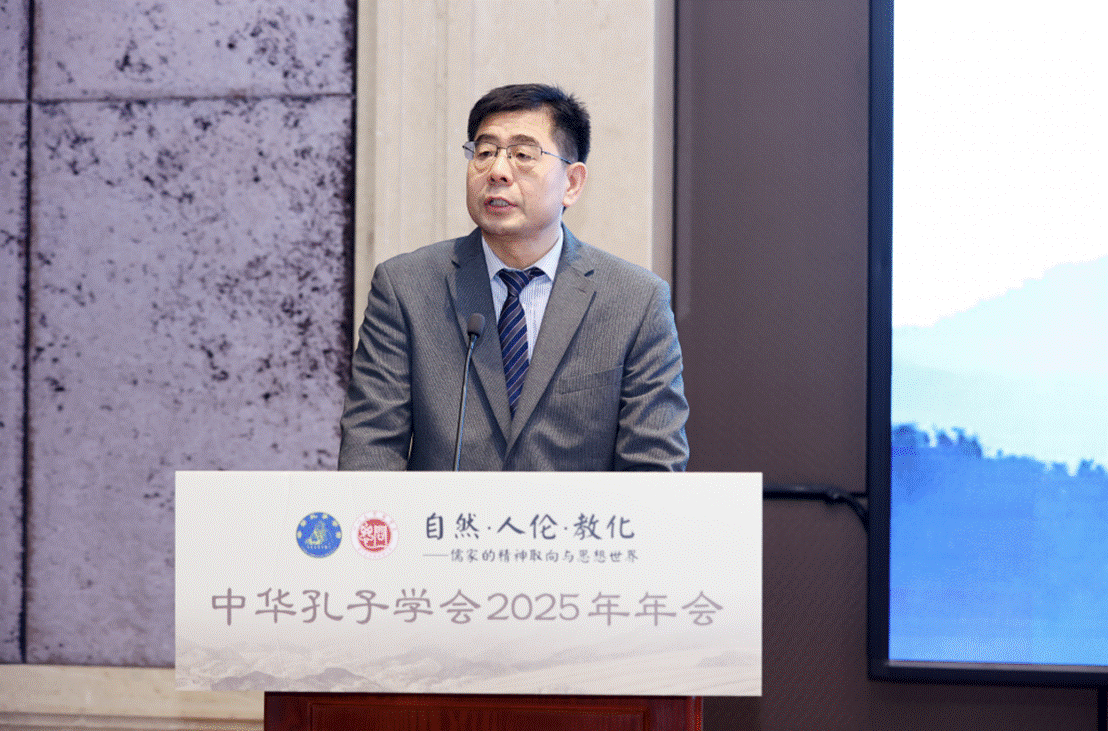 穿着西装笔挺的男子与图片配字描述已自动生成